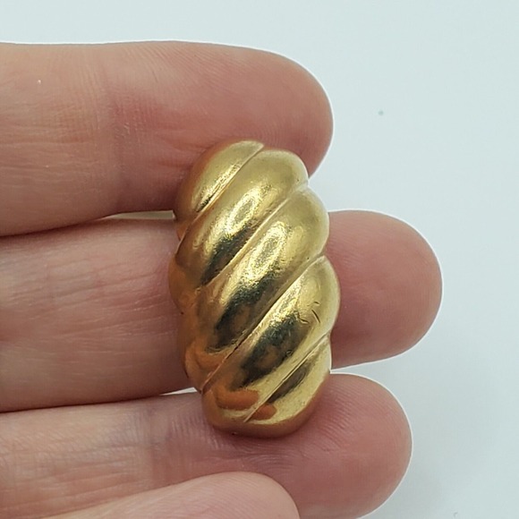 Vendome Womens Clip-On Earrings Gold Tone Shell Design Vintage Elegant - Picture 6 of 8